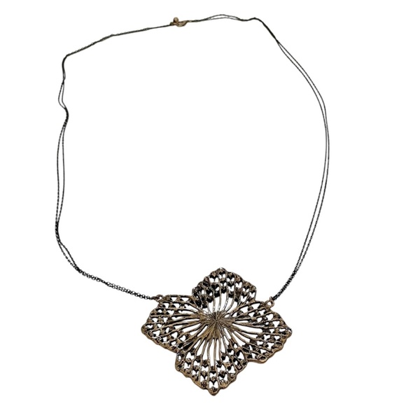 Elegant Floral Necklace with Rhinestone Accents Costume Jewelry - Picture 6 of 6